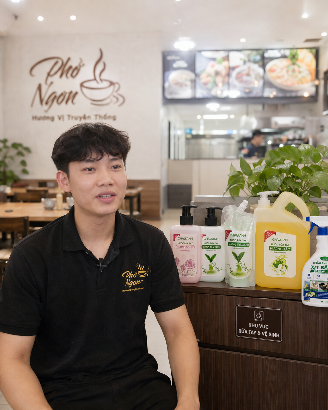 Khách hàng Vũ Long sử dụng sản phẩm Châu Anh tại quán ăn